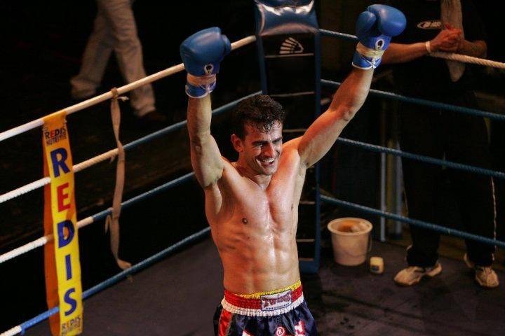 Noah jubelt im Boxring mit erhobenen Boxhandschuhen
